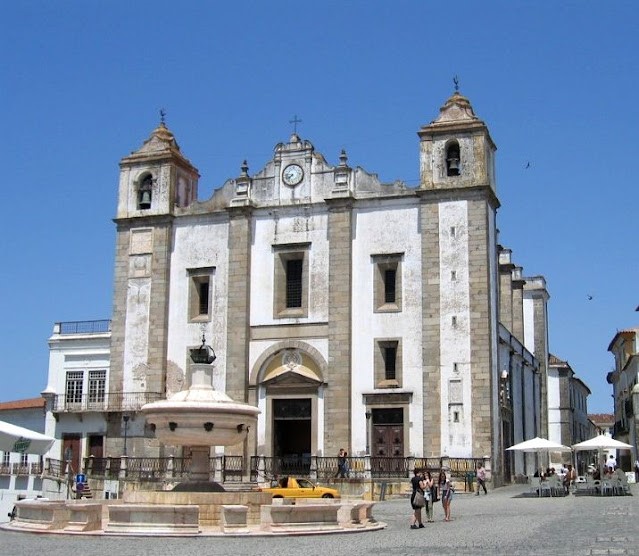 Praça Giraldo Roteiro de 2 dias em Évora