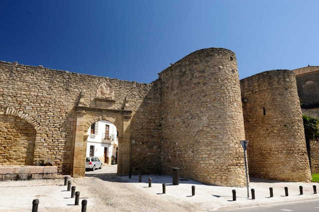 Muralhas árabes e portões da cidade