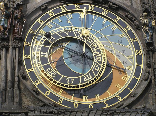 não podes perder em Praga relógio astronômico