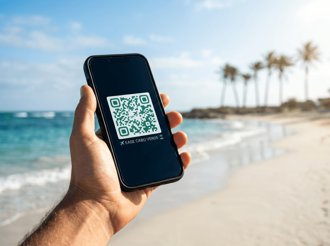Mão segura smartphone mostrando QR Code do registo EASE com praia paradisíaca de Cabo Verde ao fundo.