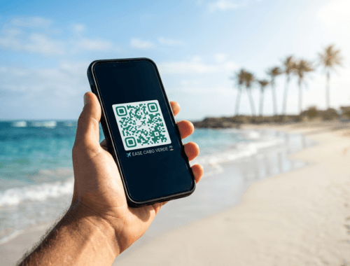 Mão segura smartphone mostrando QR Code do registo EASE com praia paradisíaca de Cabo Verde ao fundo.