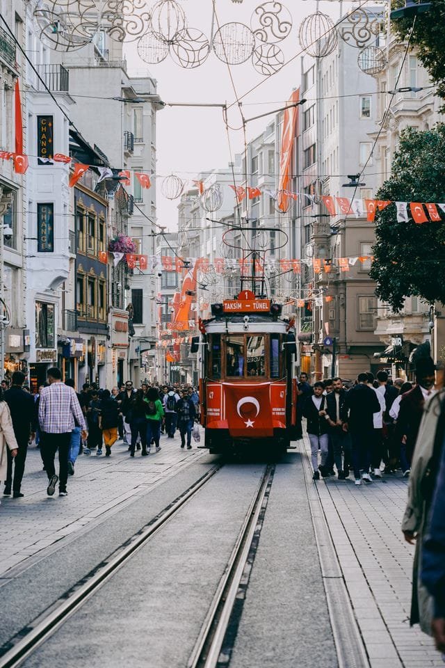 Rua Istiklal e Praça Taksim Elétrico Vermelho Vintage (Linha T2)