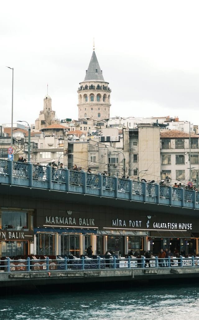 Ponte de Galata cruza a foz do Corno de Ouro