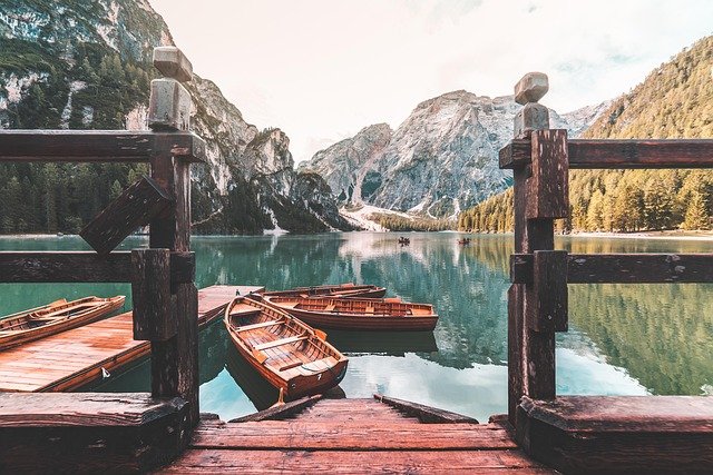 Lago di Braies em Pleno Meio-Dia