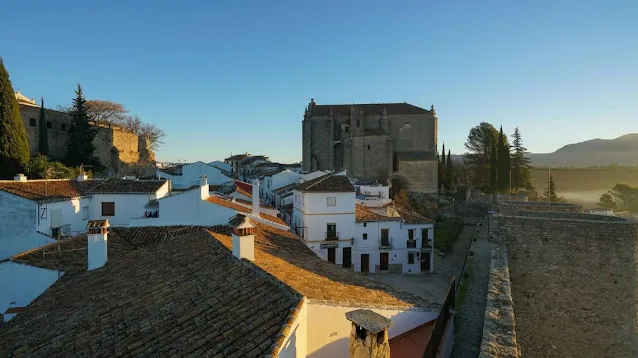 Muralhas árabes e portões da cidade