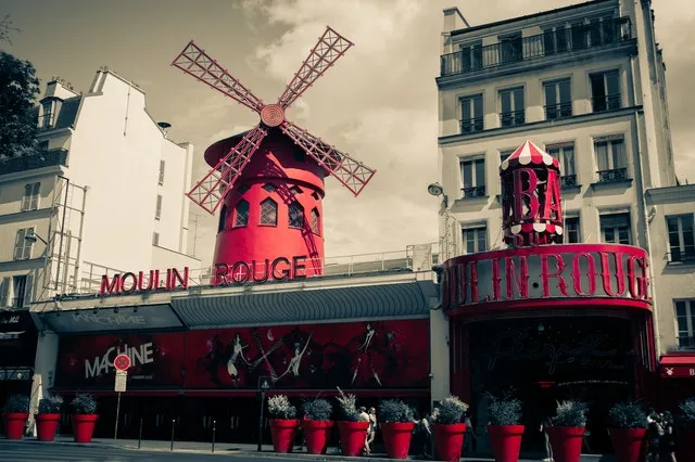 instagramáveis de Paris Moulin Rouge